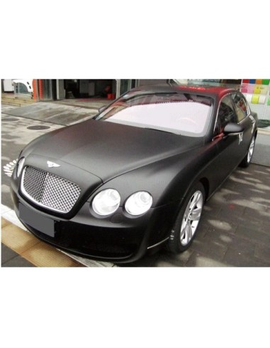 couleur noire mate sur carrosserie de voiture