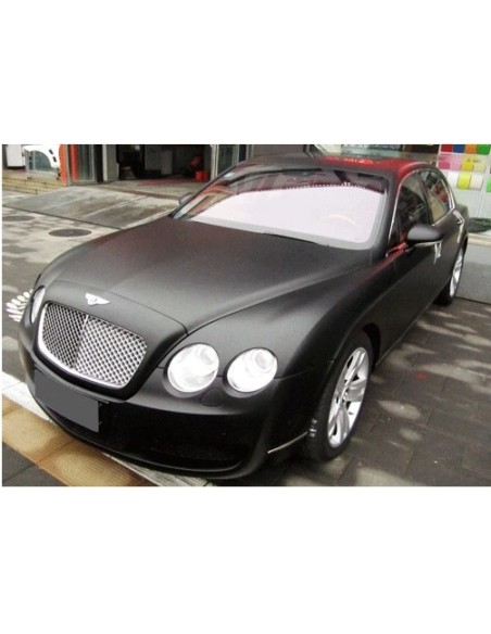 couleur noire mate sur carrosserie de voiture