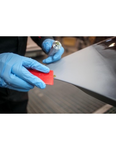 Mastic de finition en tube pour réparer rayure sur une carrosserie