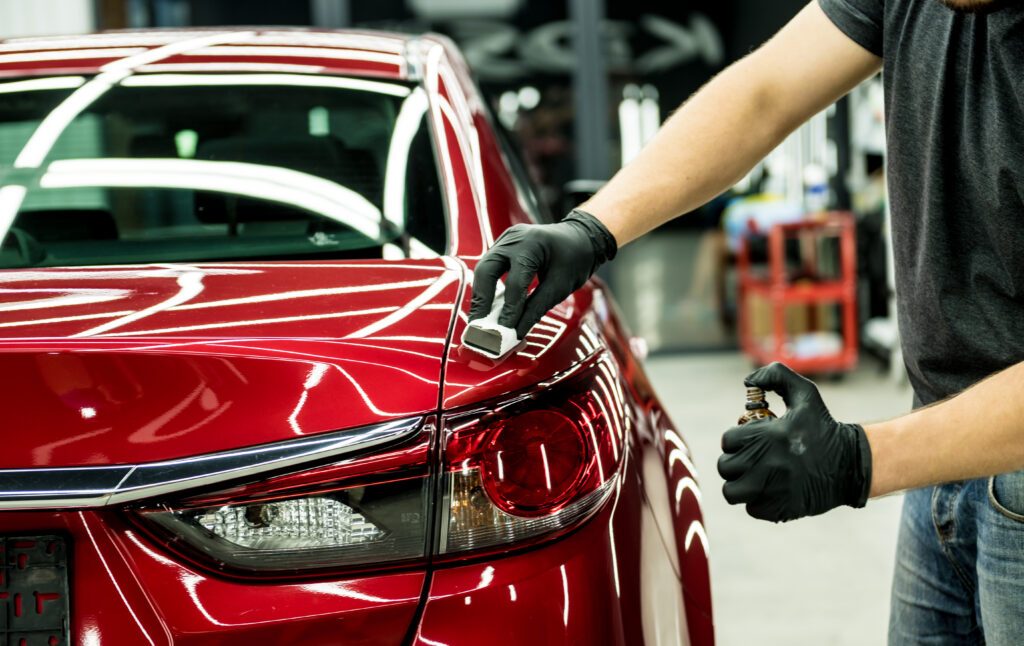 Entretien de la peinture d'une carrosserie automobile après traitement de protection