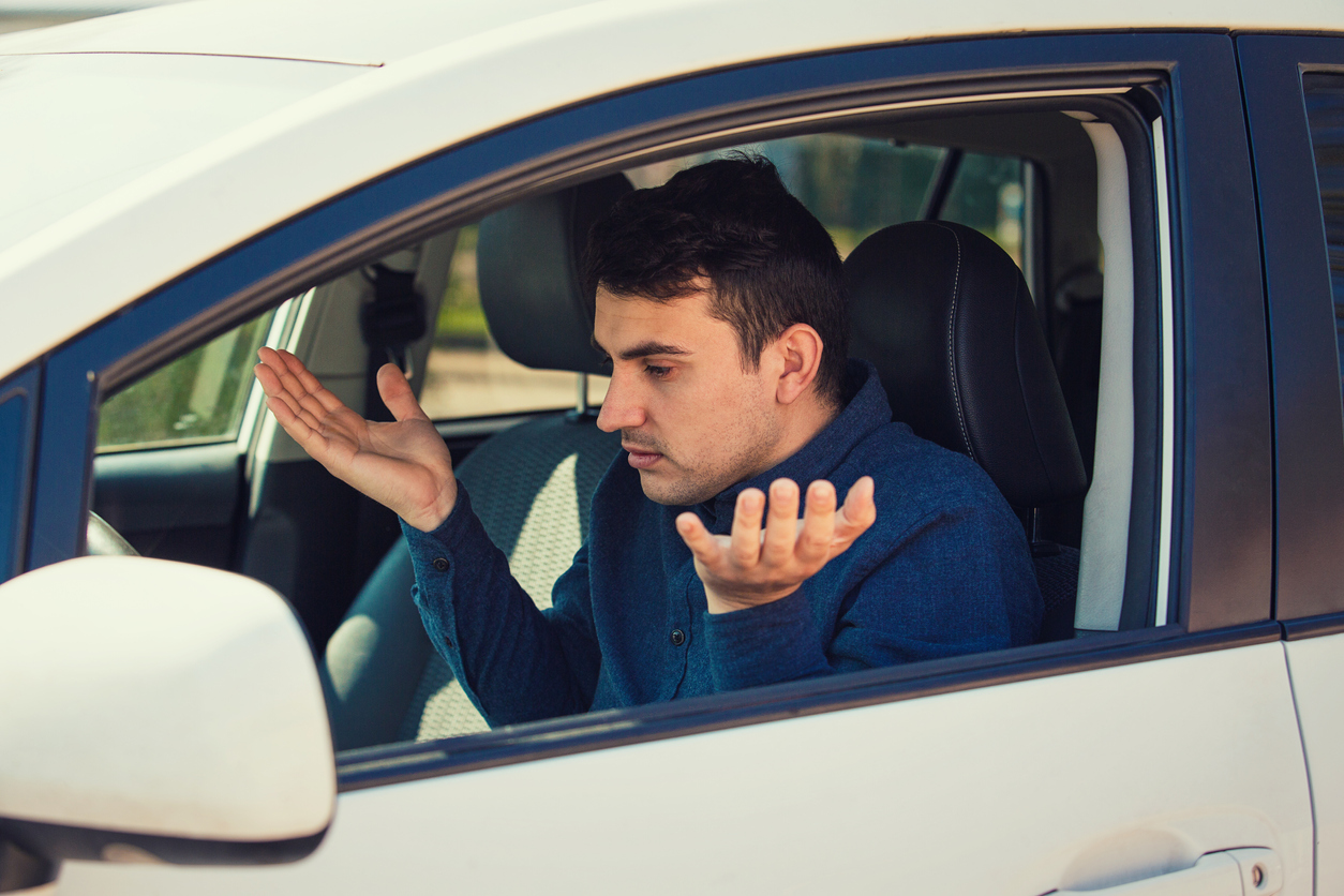 pourquoi ma voiture cale au ralenti